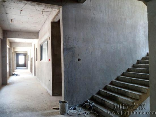 鳳凰新城小區(qū)某公辦性質(zhì)的幼兒園建成已四年，目前還未投入使用，外觀美麗里面卻沒有任何裝修