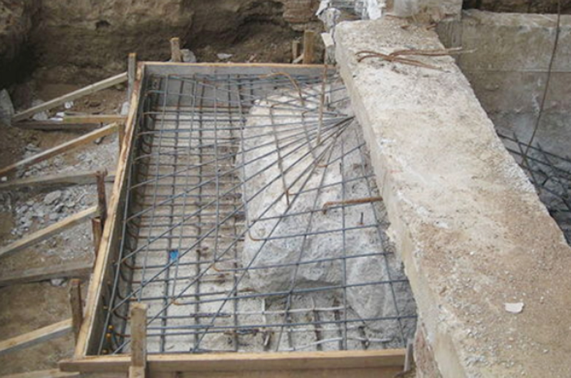 在進(jìn)行建筑加固時(shí)，還需要注重地基的加固